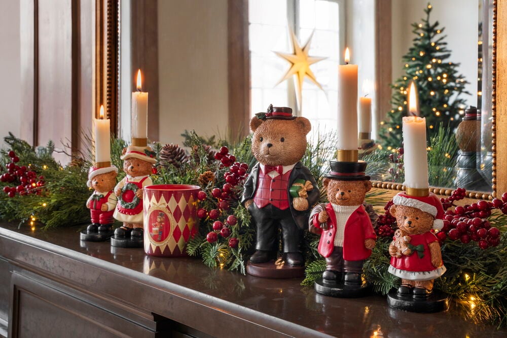 Kerzenständer Bear family: fünf Bären in festlicher Kleidung, Kerzen haltend, mit rotem Nussknackerbecher.