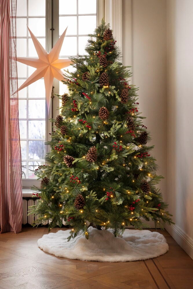 Juletre Engelberg 210 cm PVC/PE 360 LED, med kongler, bær, lys, hvit stjerne og hvit teppe.