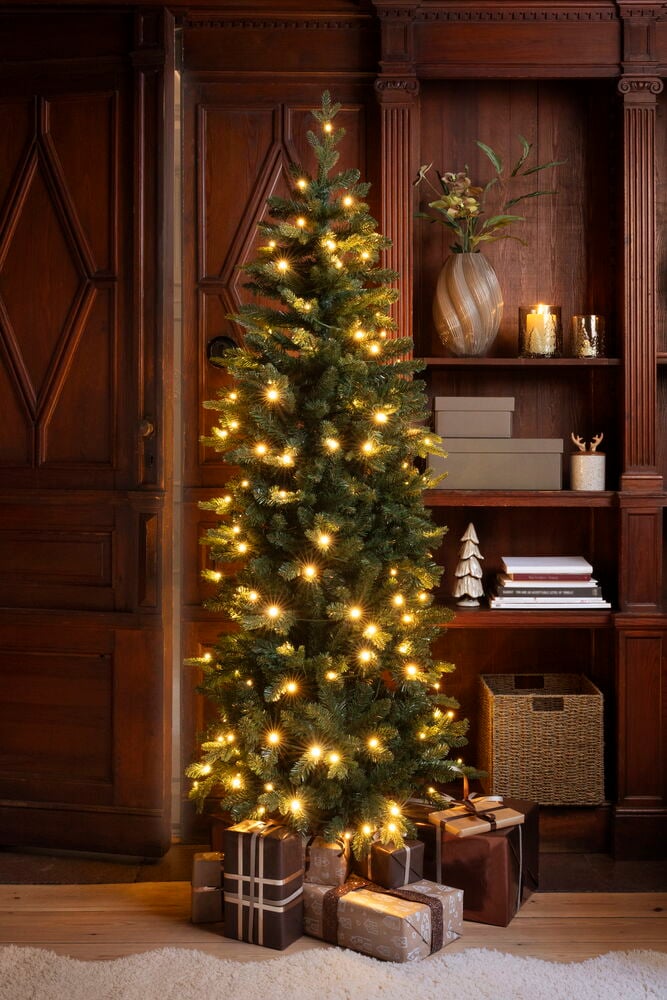 Juletre Trysil 180 cm, 150 LED PVC/PE 150 LED, med varme lys og innpakkede gaver.