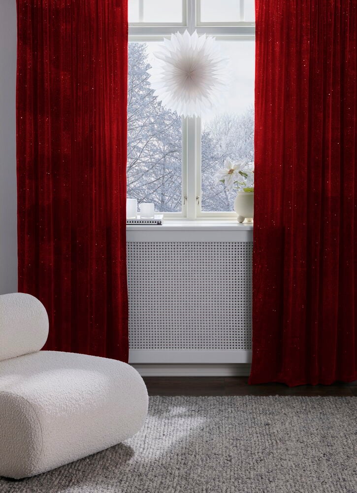 Roter glitzernder Polyestersamt Angelstad Vorhang 135x220 cm, an einem Fenster hängend.