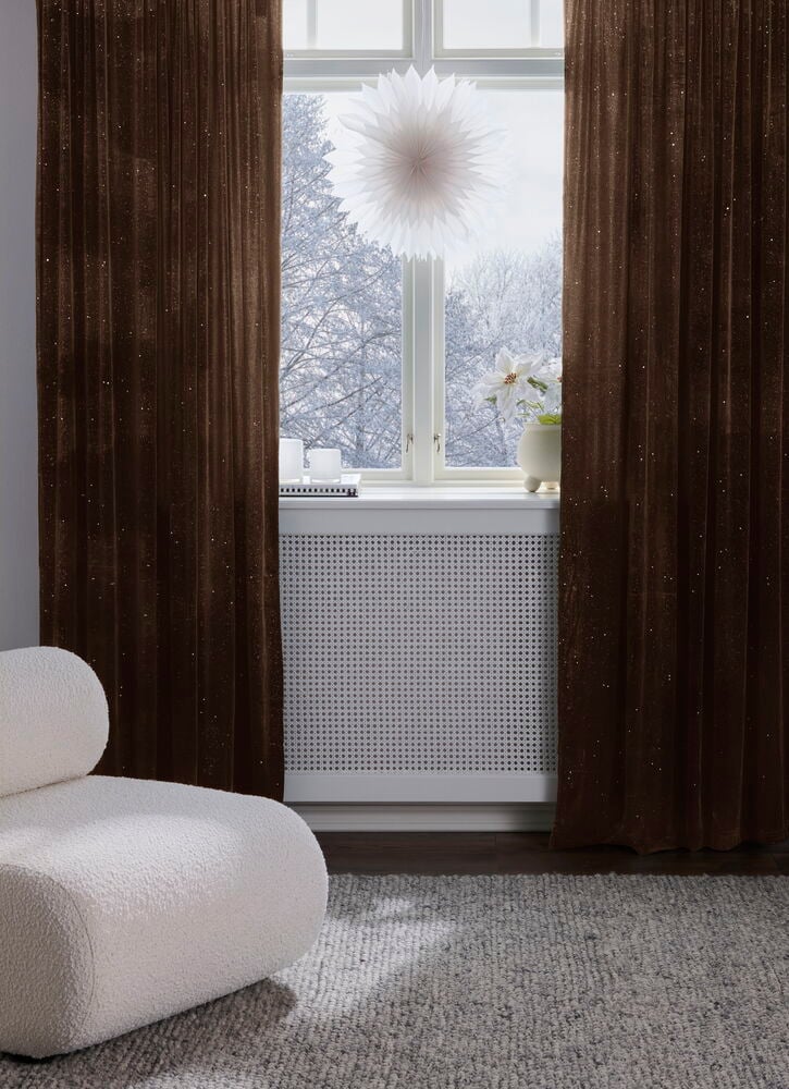 Braune Angelstad Vorhänge aus Polyestersamt mit Funkeln und Plisseefalten hängen vor einem Winterfenster.