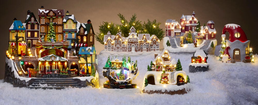 Weihnachtsdorf Tronden, ein großes beleuchtetes Display mit Häusern, Bäumen und Figuren auf verschneitem Untergrund.