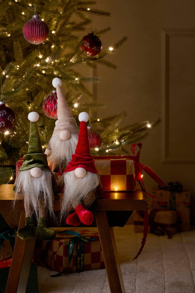 Drei Weihnachtswichtel Albert 21 cm mit grünen, beigen, roten Mützen, weißen Bärten und Bommeln.