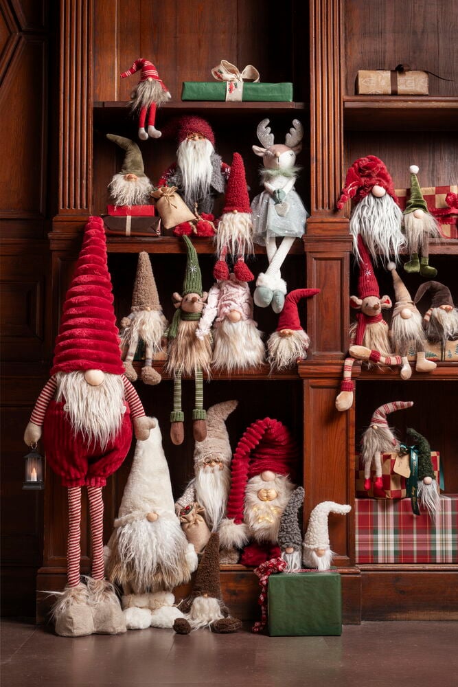 Großer roter Wichtel mit Laterne, mit Weihnachtswichtel Vidar 19 cm und diversen Weihnachtswichteln und Rentieren.