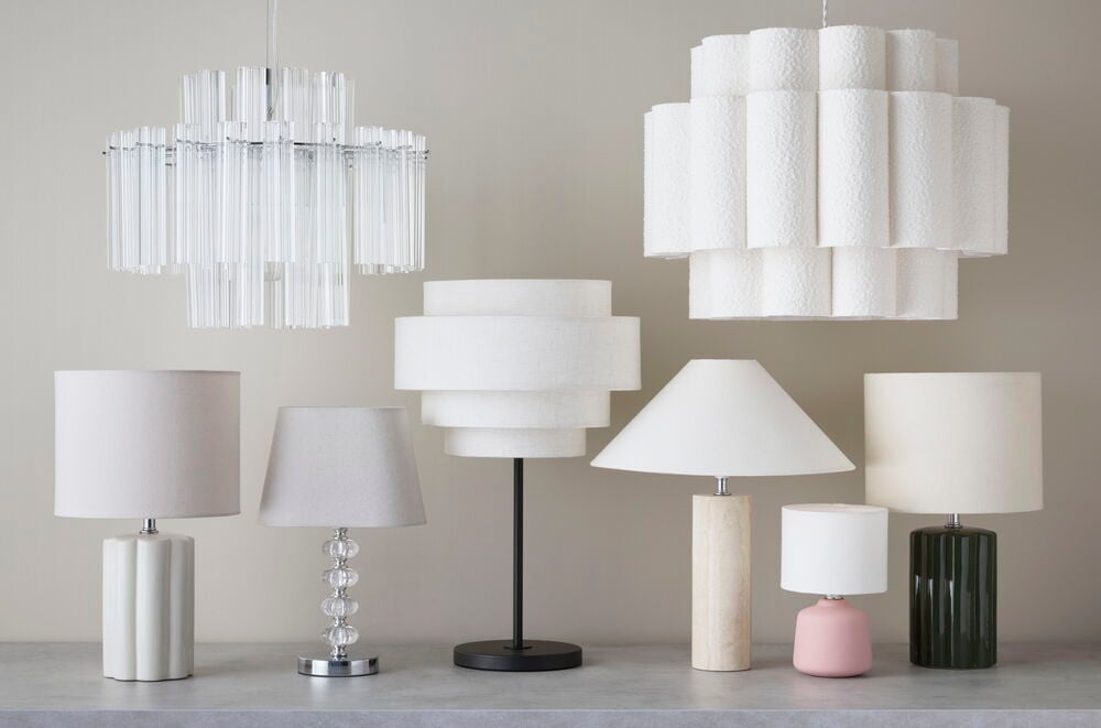 Lampskärm Cannes 16x23 cm Grå, med vita taklampor och diverse bordslampor på grå yta.
