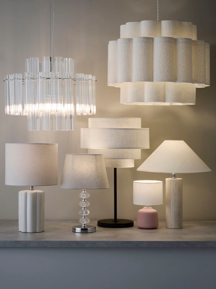 Grå konisk Lampskärm Cannes 16x23 cm på pärlad fot, jämte diverse hängande och bordslampor.