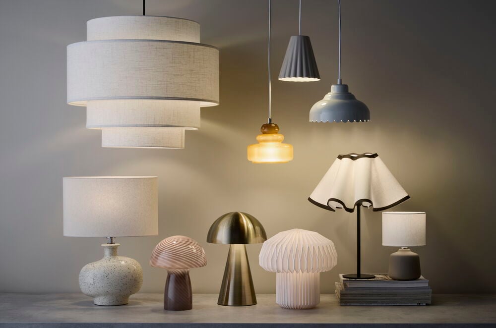 Lampskärm Cannes 16x23 cm Grå, en stor tyglampa i flera nivåer, med diverse andra bords- och taklampor.