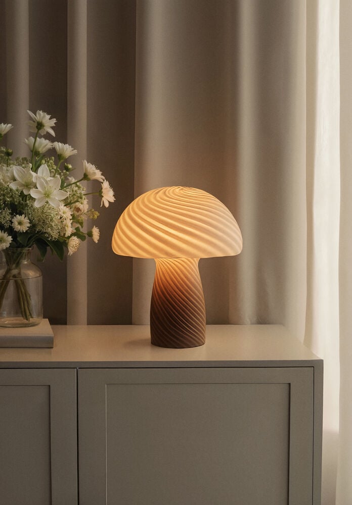 Brun bordslampa i glas med svampliknande form.