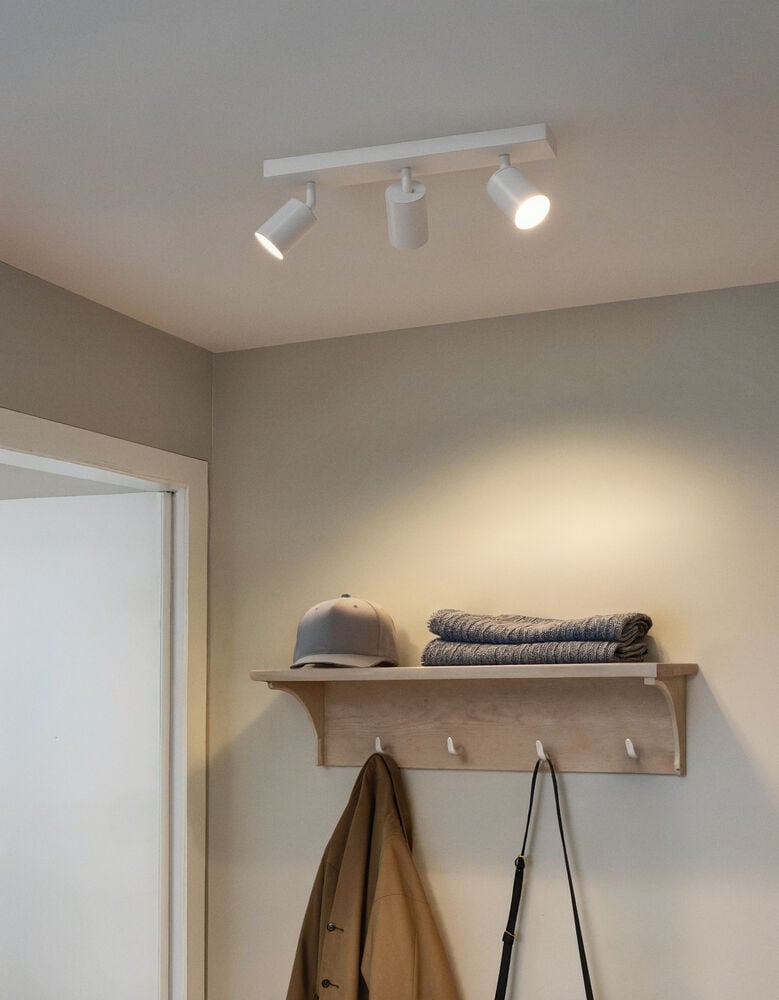 Vit spotlight med tre justerbara lampor i taket.