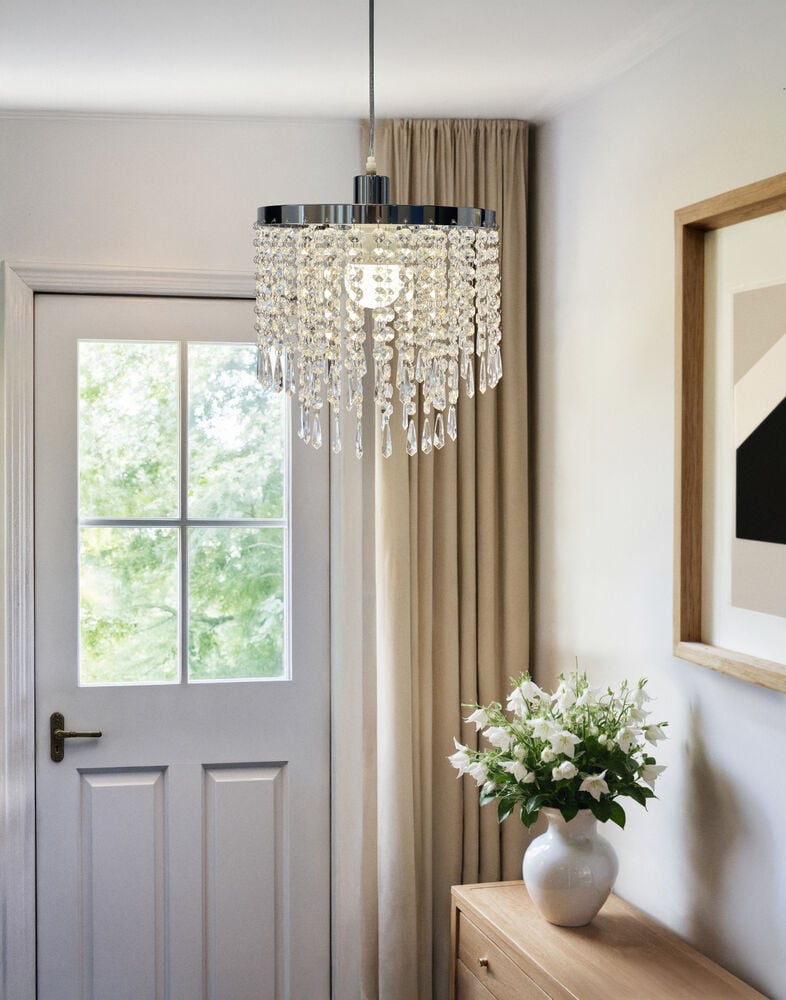 Kromfärgad taklampa med hängande akrylprismor.