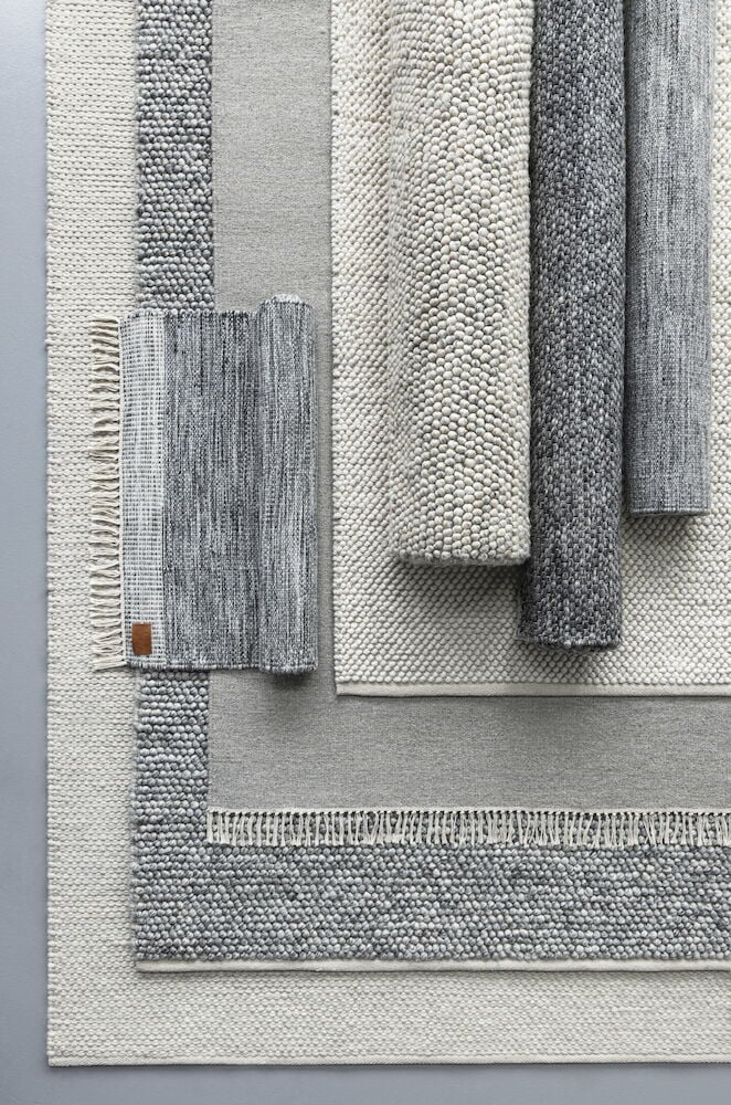 Handvävd matta i naturfärger med diskret mönster.