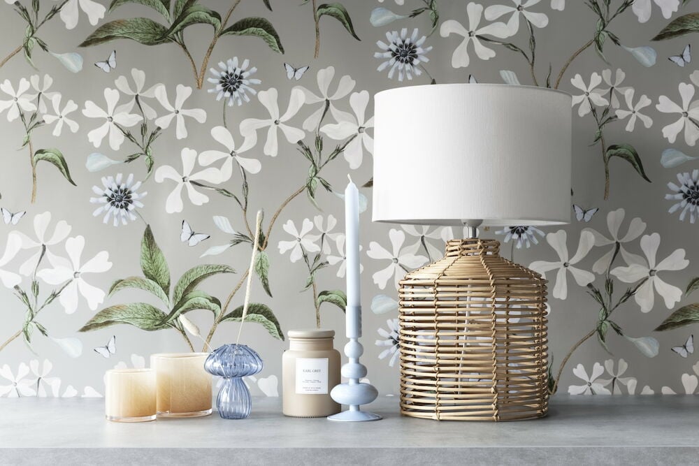 Grå tapet med vita blommor och fjärilar.