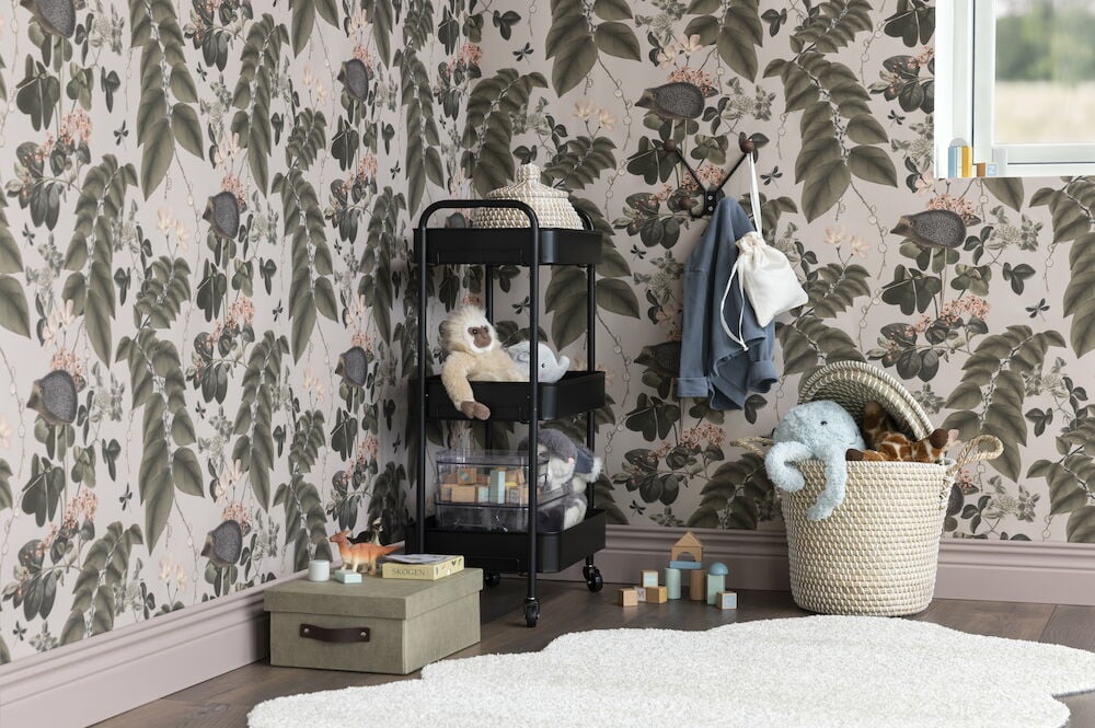 Beige tapet med igelkottmönster i barnrumsmiljö.