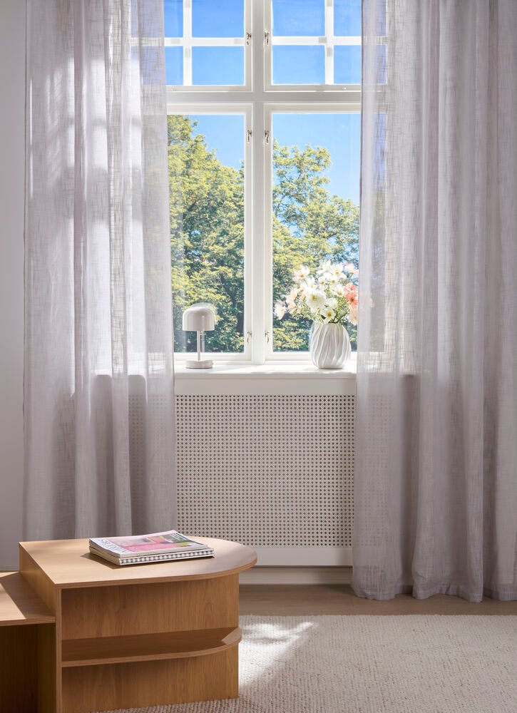 Mist grey polyester Gardinlengder Lina, 2-pakning, henger lett fra en stang, dekker et lyst vindu.