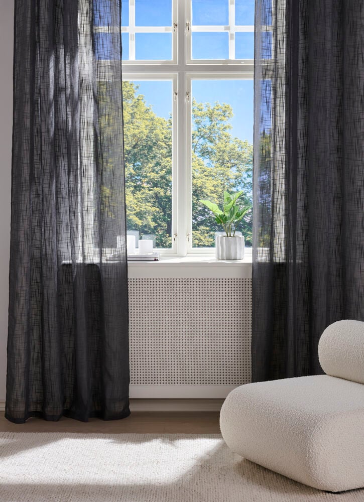 Granittgrå gardinlengder Lina 140x250 cm Polyester 2-pakning, hengende tynne ved vinduet, teksturert stoff.