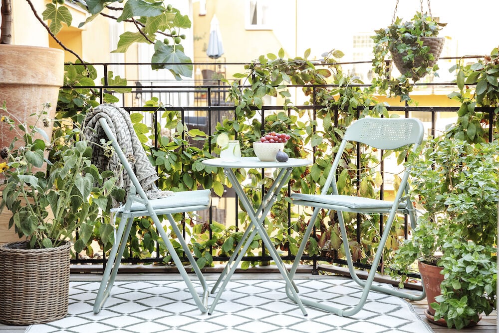 Grön bastmatta med dekorativt mönster på golvet.