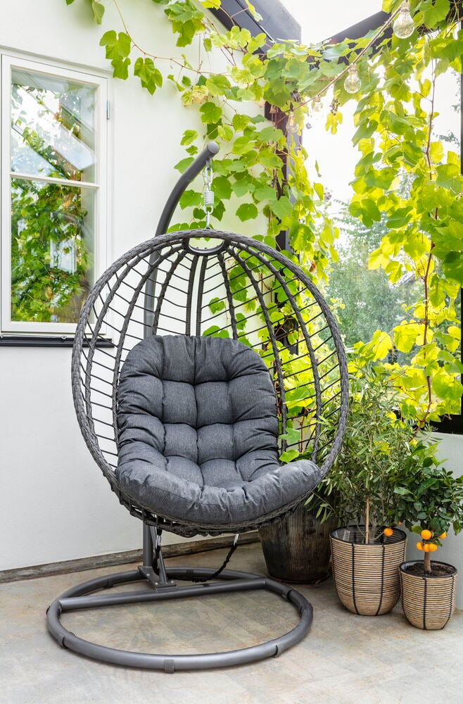 Kolme pyöreää rottinkiruukkua mustilla raidoilla.