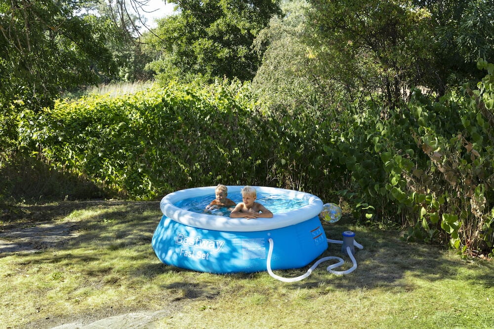 Blått Bestway Basseng Fast Set 1880 liter med to barn oppi, plassert på gress utendørs.