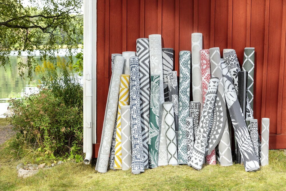 Ihoprullade utomhusmattor i olika färger och mönster.