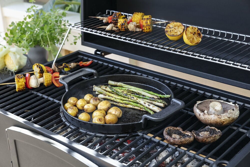 Grytestekepanne på grill med poteter og asparges.