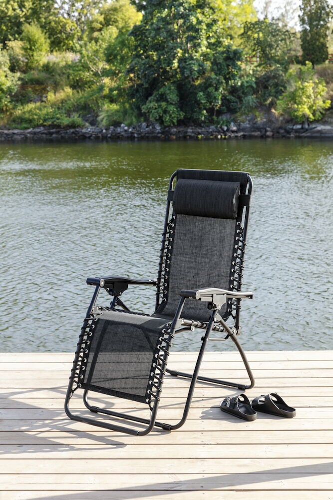 Gråmelerad solstol med justerbar ryggstöd utomhus.