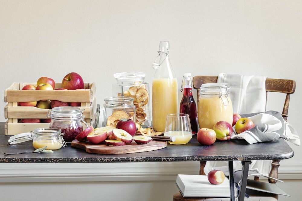 Glasburk med lock fylld med hemmagjord sylt.