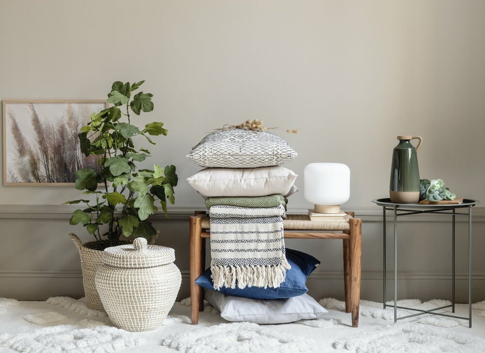 Beige puuvillainen tyynynpäällinen, sopii 50x50 cm tyynylle.