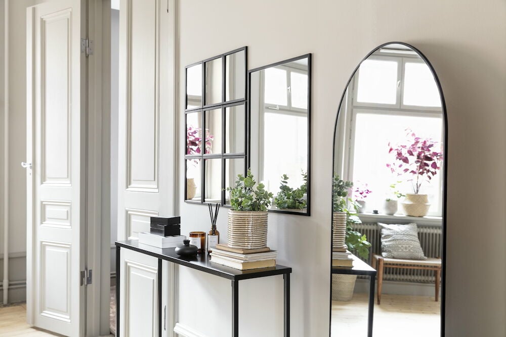 Rechteckiger schwarzer Spiegel zur Wandmontage.