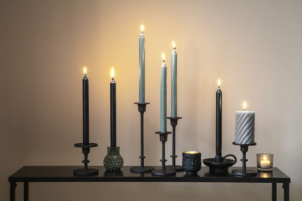 Useita kynttilälyhtyjä ja tuikkukynttilänpidikkeitä eri väreissä.