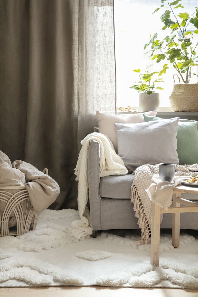 Ljus handvävd matta med mjukt mönster i vardagsrum.