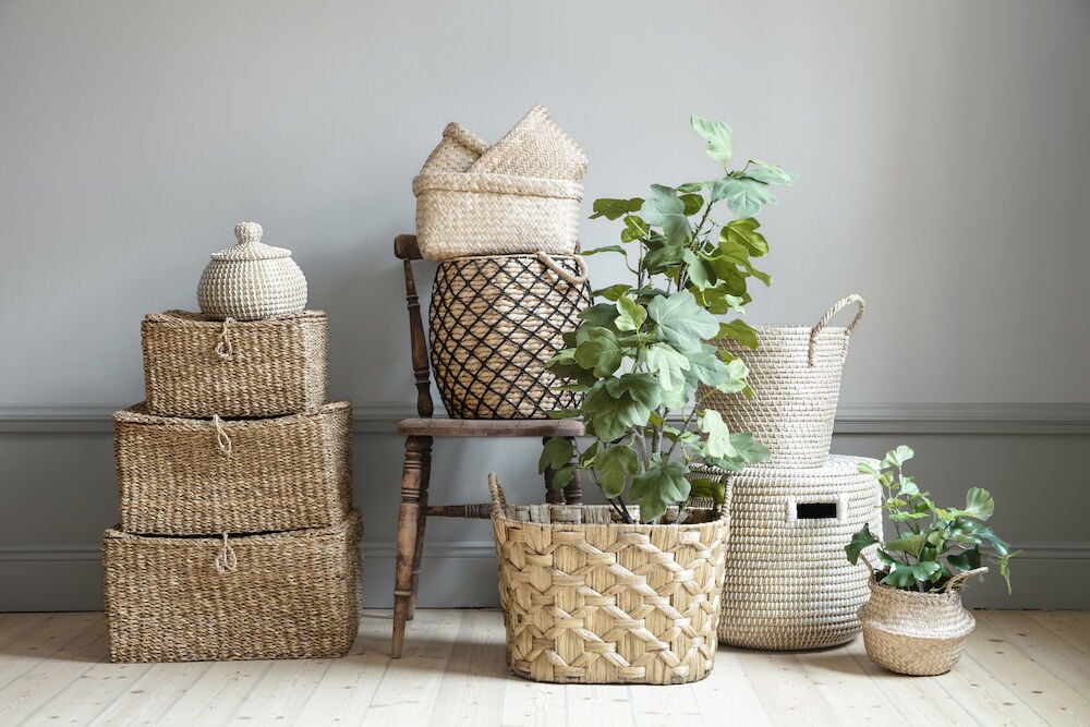 Handvävd förvaringskorg i vattenhyacint på trägolv.