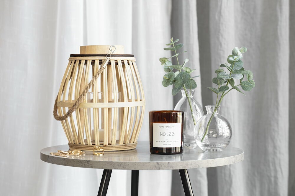 Keinotekoinen vihreä eukalyptus pienessä maljakossa pöydällä.