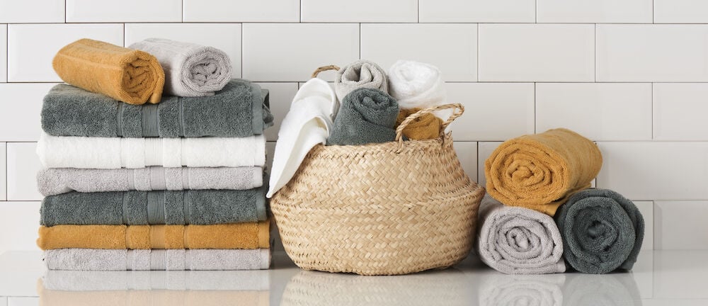 Vikta och rullade handdukar i olika färger.