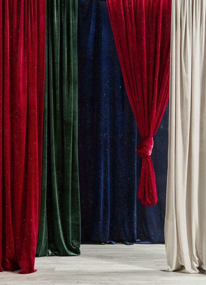 Vorhang Angelstad Flitter Blau Polyestersamt, rote Glitzer-, grüne Samt-, ein geknoteter roter Glitzer- und beige Vorhänge.