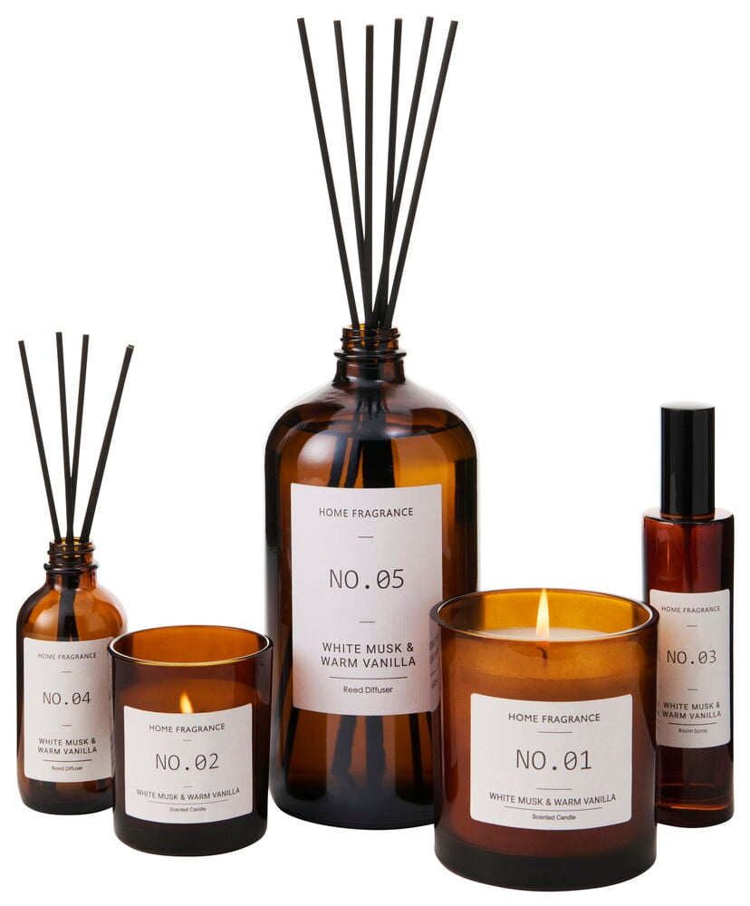 Fyra doftprodukter i bruna glasflaskor och glasburkar.