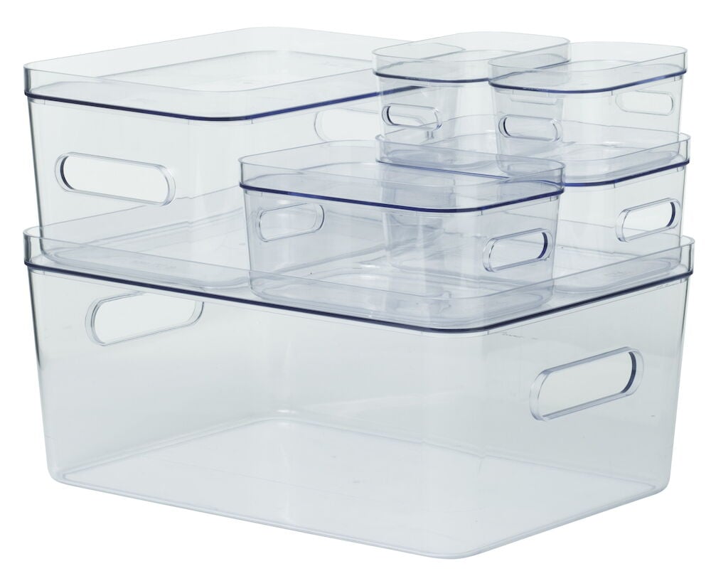 Transparenta förvaringslådor i olika storlekar staplade tillsammans.