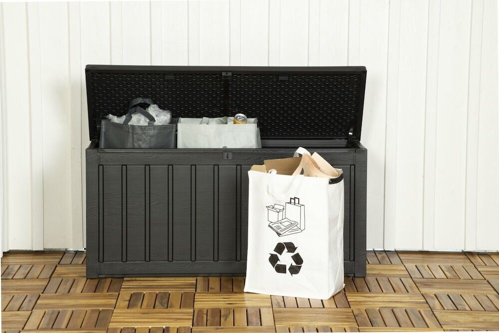 Musta muovilaatikko, jossa on avoin kansi ja säilytettyjä pusseja.