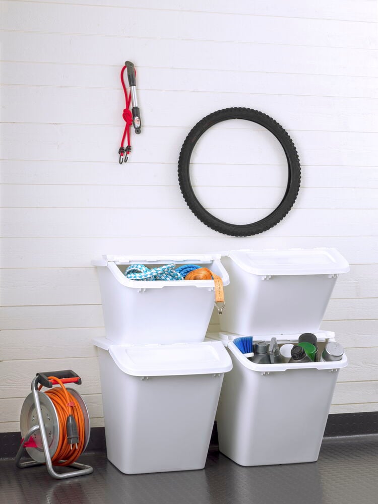 Kolme valkoista säilytyslaatikkoa, joissa on avattava kansi.