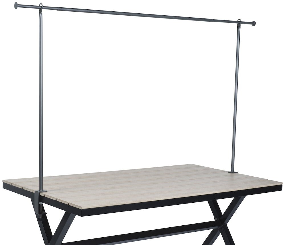 Suorakaiteen muotoinen musta pöytä, jossa on vaalea pöytälevy ja runko.