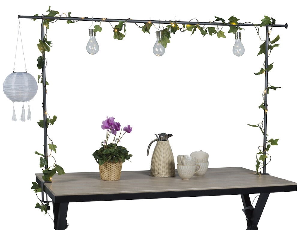 Harmaa teräsrakenne koristeltu kasveilla ja valosarjoilla.