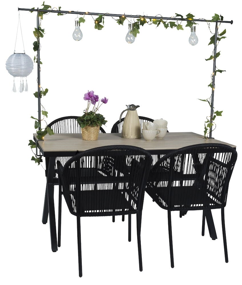 Harmaa koristejalusta, jossa on kasveja ja lamppuja pöydällä.