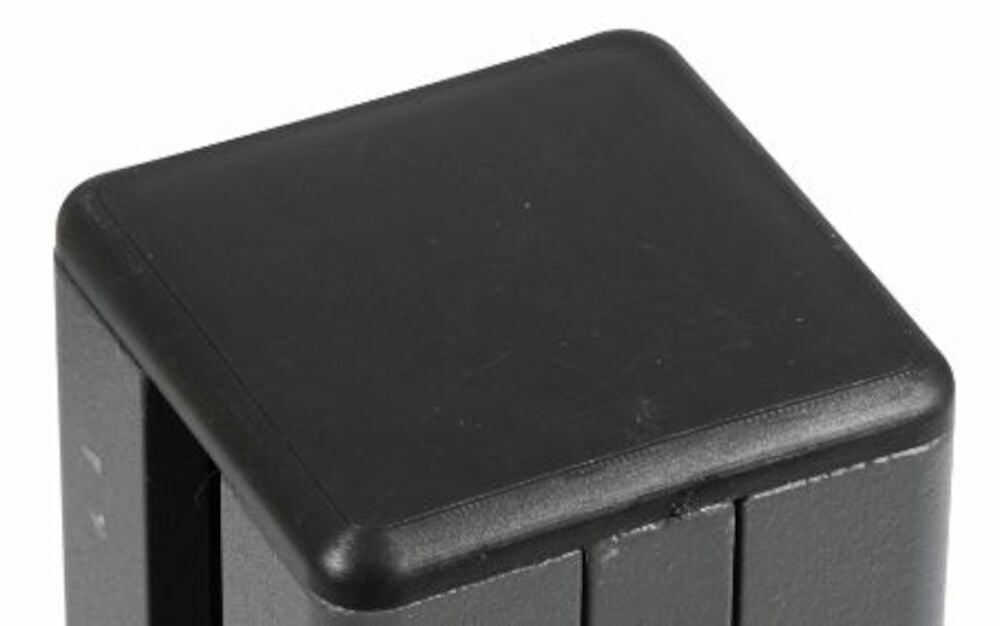 Svart plastlock på hörnstolpe av aluminium.