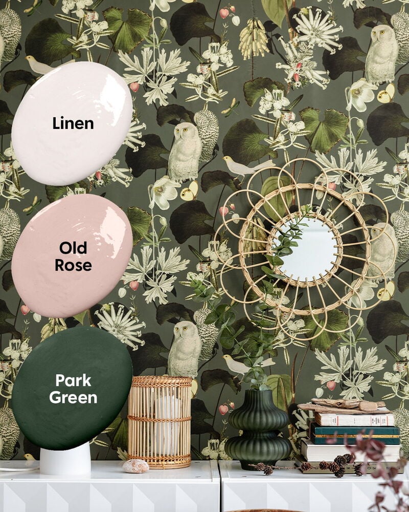 Vihreä tapetti, jossa on pöllö- ja kukkakuvioita.