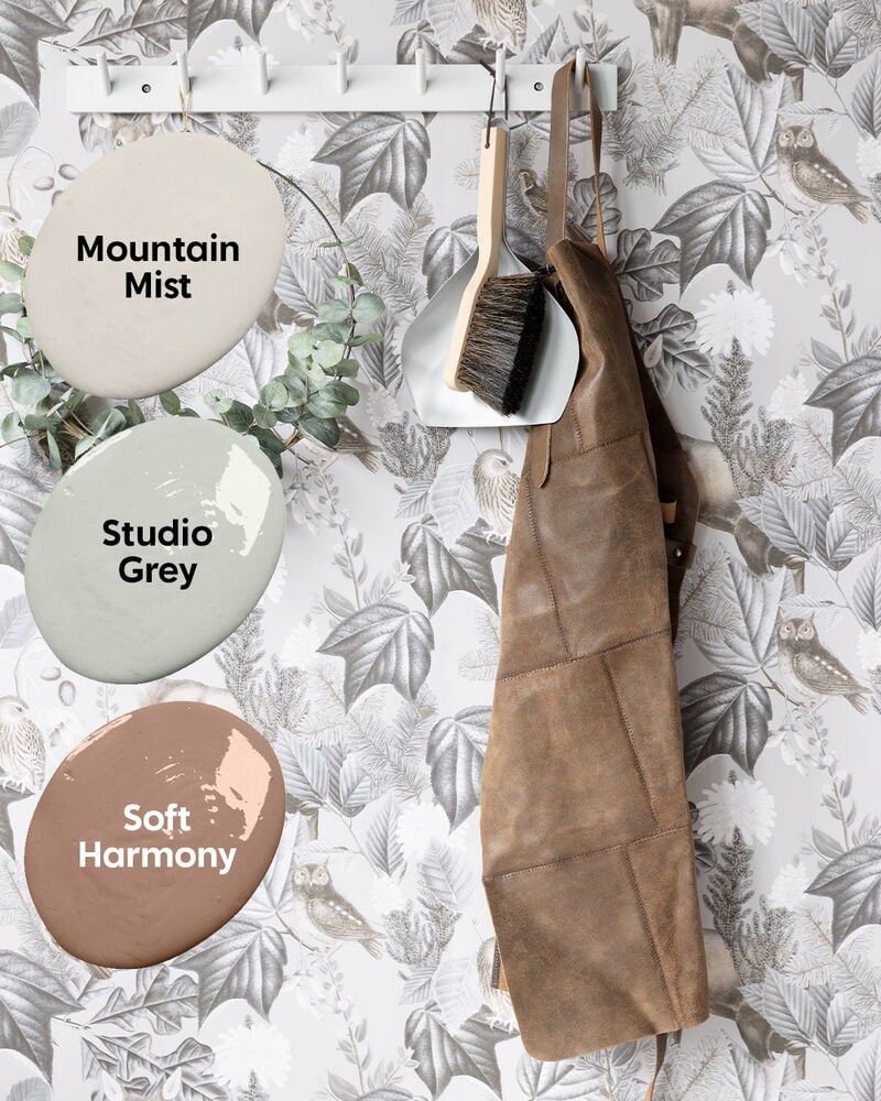 Mönstrad grå tapet med djur och naturmotiv.