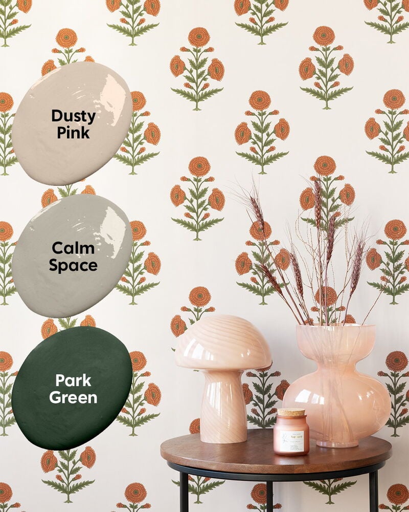 Kukkainen rustiikkinen tapetti lämpimissä sävyissä pöydän takana.