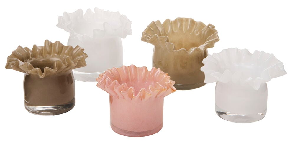 Viisi lasilyhtyä eri väreissä ja kokoisina.