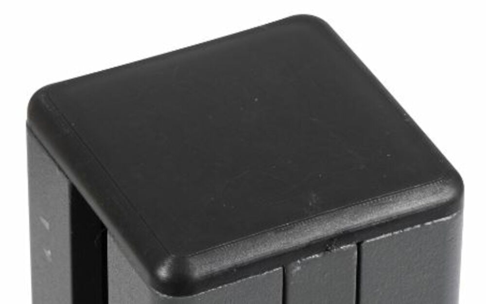 Svart plastlock med rundade hörn på stolpe.