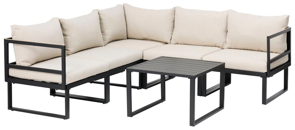 Musta alumiinipöytä, jossa on lounge-sohva ja vaaleat pehmusteet.