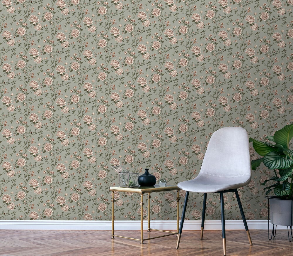 Grön tapet med klättrande rosor i vardagsrum.