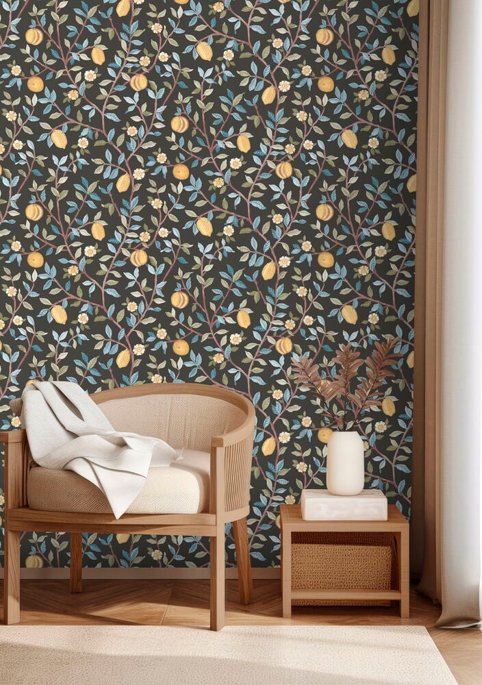 Sininen tapetti, jossa sitruunakuvio, tuolin ja sivupöydän takana.